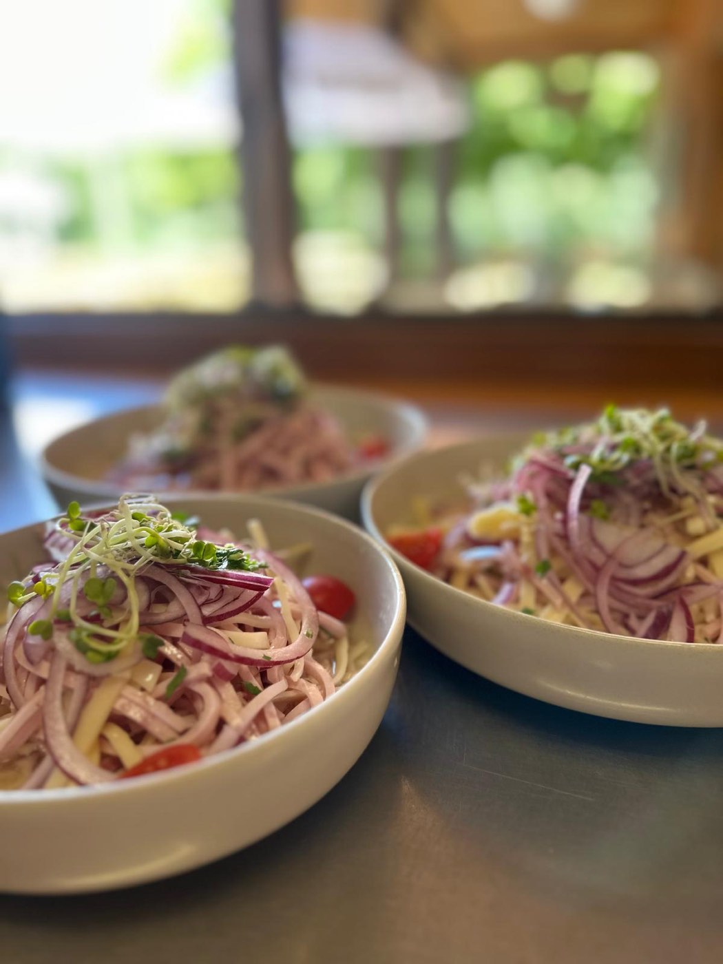 Schwäbischer Wurstsalat mit roten Zwiebeln